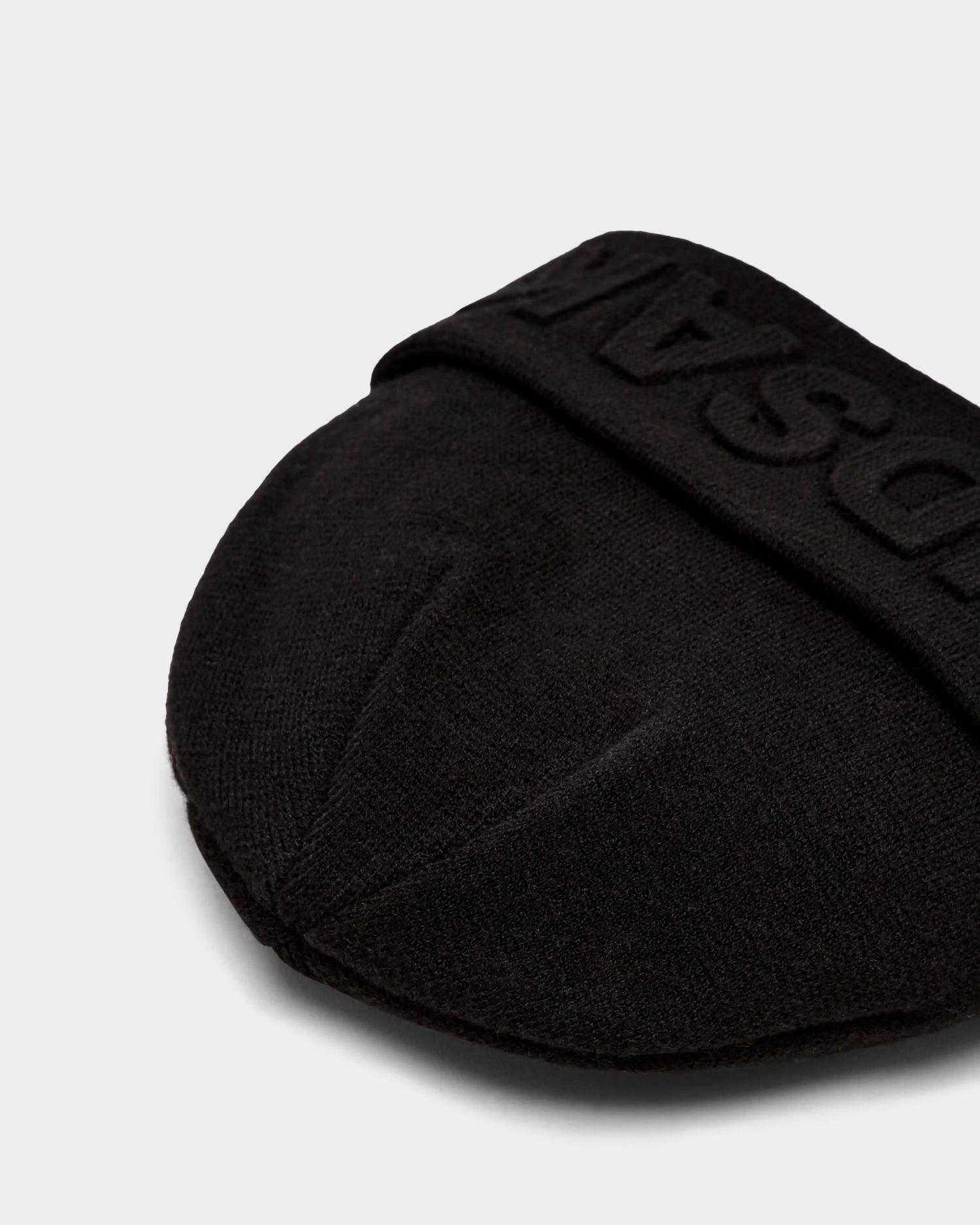 The Rudsak CERRY - 9423508 Black is a unisex knit tuque featuring a logo that keeps you warm all season.