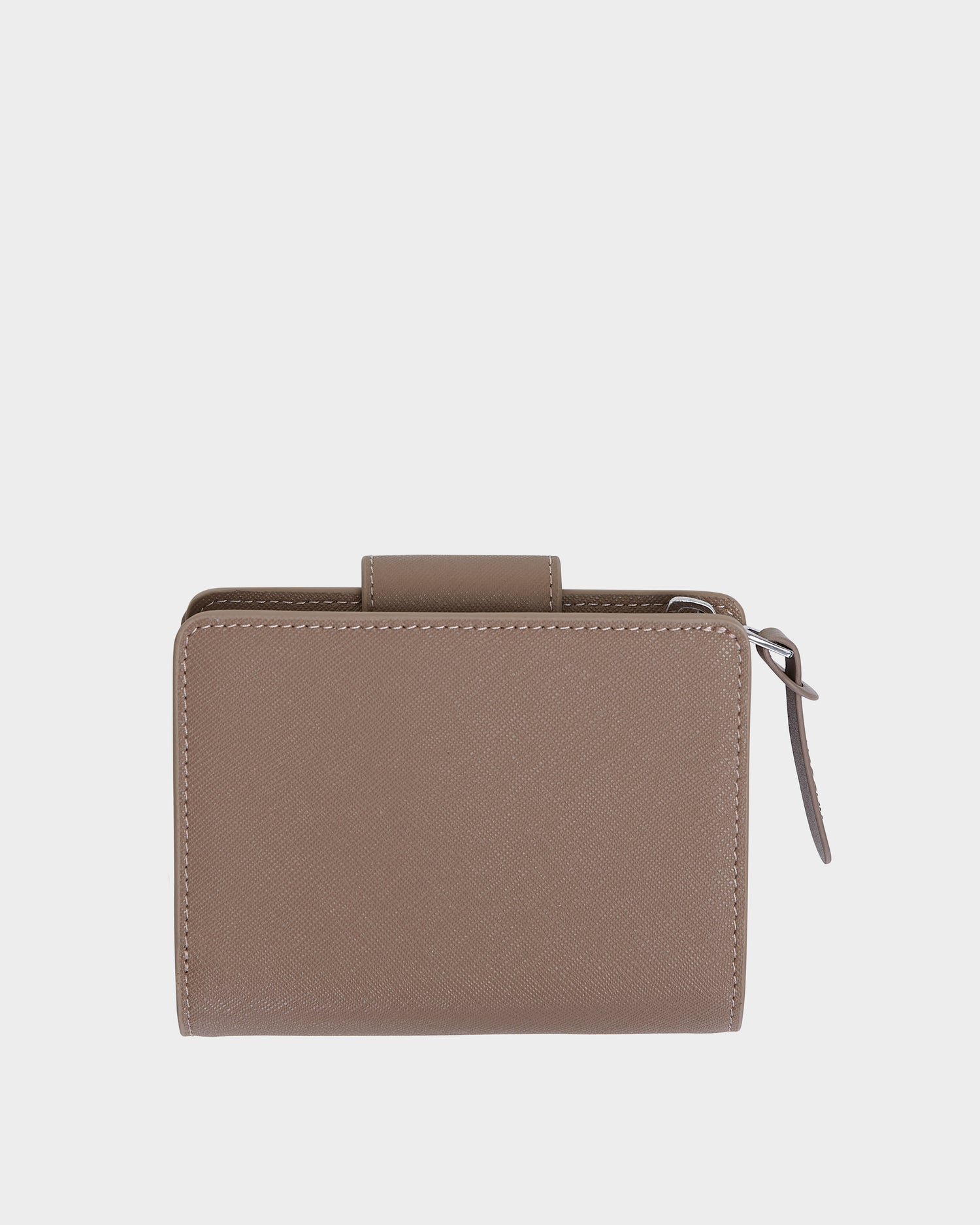 The Rudsak NOVALIE - L424500 Sand is a closed brown womens leather cardholder with visible stitching, a right-side zipper pull, and a minimalist design, shown against a plain white background.