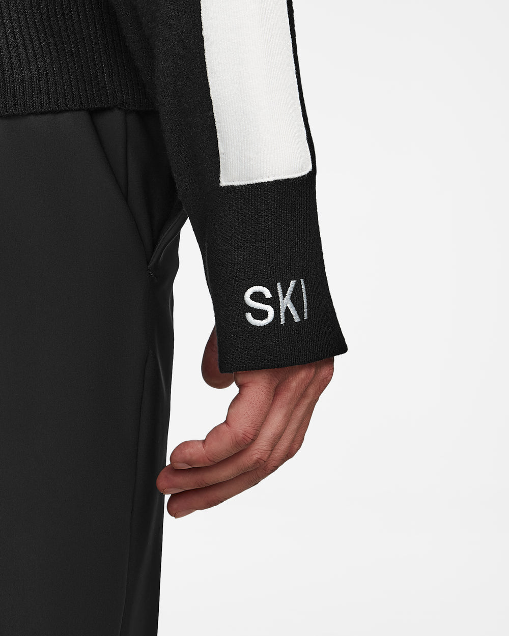 24時間限定値下げ【極美】Russeluro ブラック Vネックセーター ハイダウェイニコル HIDEAWAYS NICOLE ゼブラ風ブリスタ－ジャカードV