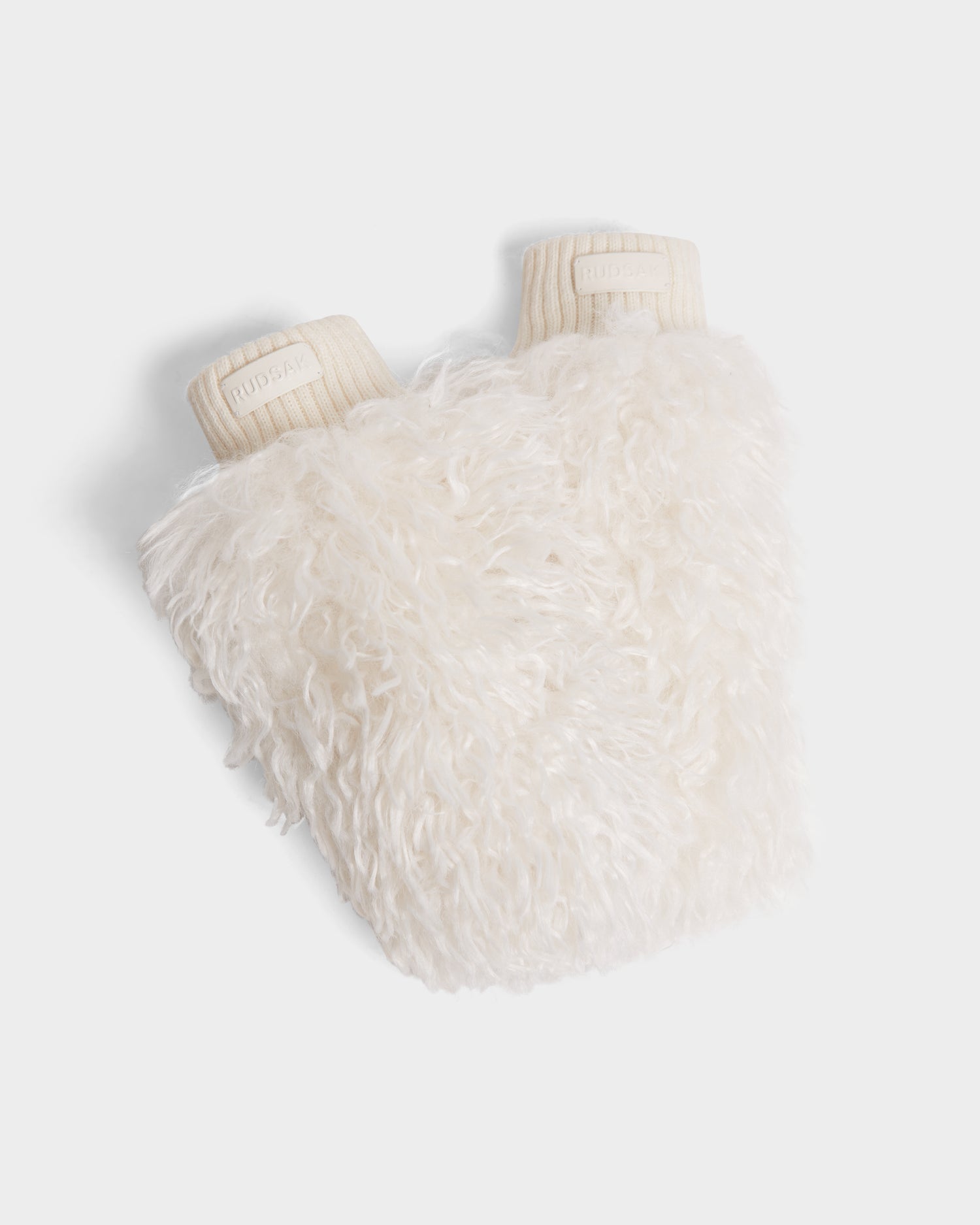 The Rudsak SUSAN M - 8424505 Iceland is a fluffy white hot water bottle with a soft, faux Mongolian fur cover and ribbed openings—ideal for cozy après-ski moments.