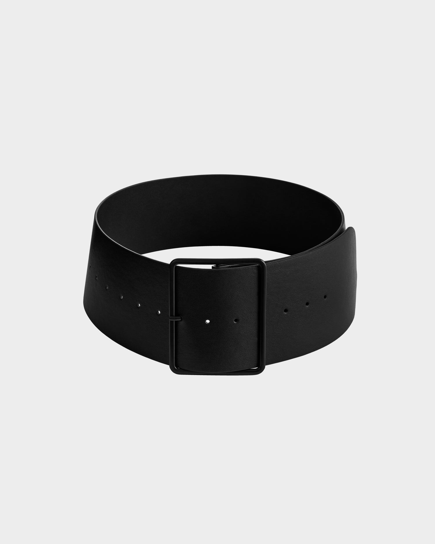 The Rudsak JOCELYN - 8425040 Black belt features a wide black leather strap and a rectangular black buckle, stylishly displayed in a circular shape against a light gray background.