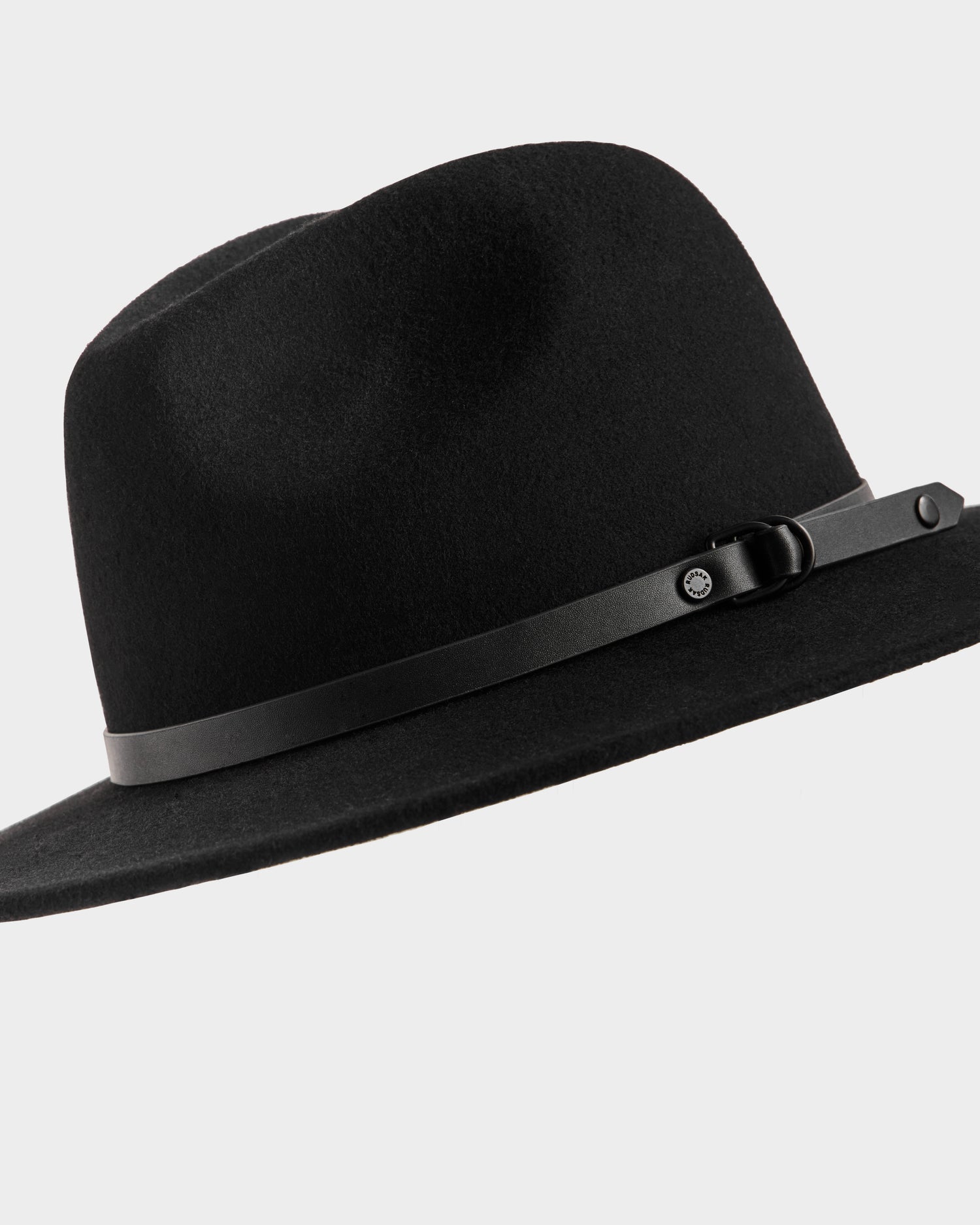 The Rudsak ZELDA - 8425536 Black is a women’s wool fedora in premium felt, featuring a wide brim and a thin black leather band around the crown, displayed on a plain light gray background.