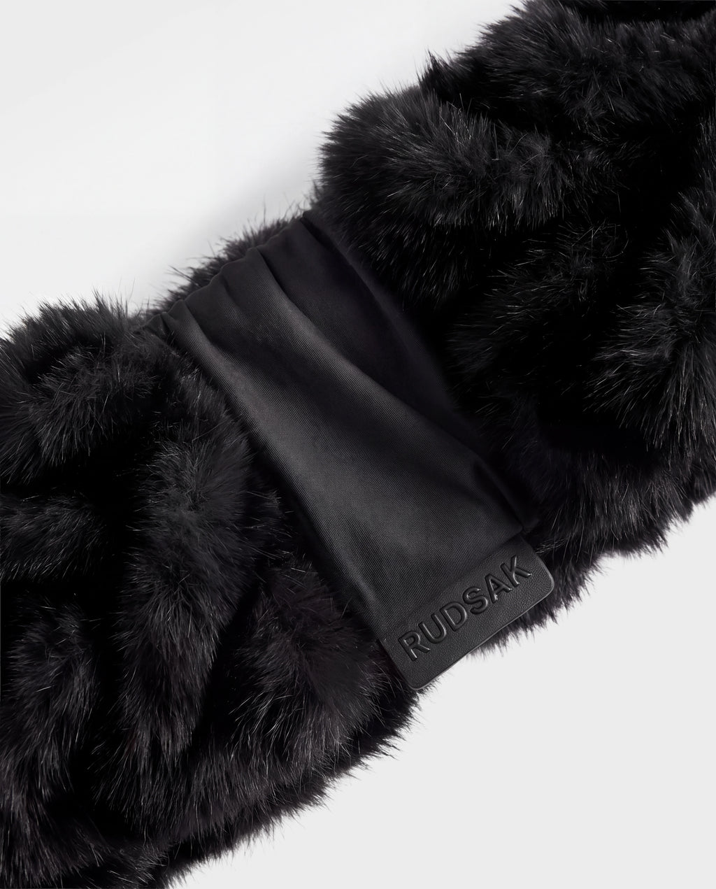 Rudsak MILA - 8426518 Black faux fur scarf with a central fabric band and a logo patch.
