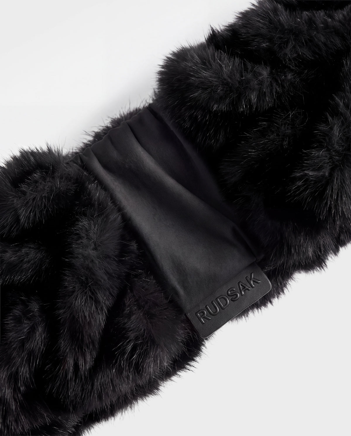 Rudsak MILA - 8426518 Black faux fur scarf with a central fabric band and a logo patch.
