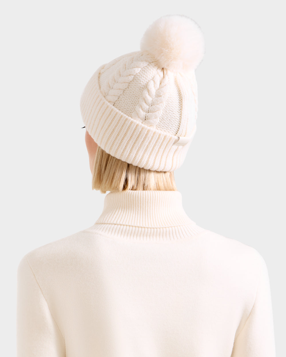 RUDSAK MAE Vanilla Cable Knit Tuque – Glamorous Faux Fur Pom Pom
