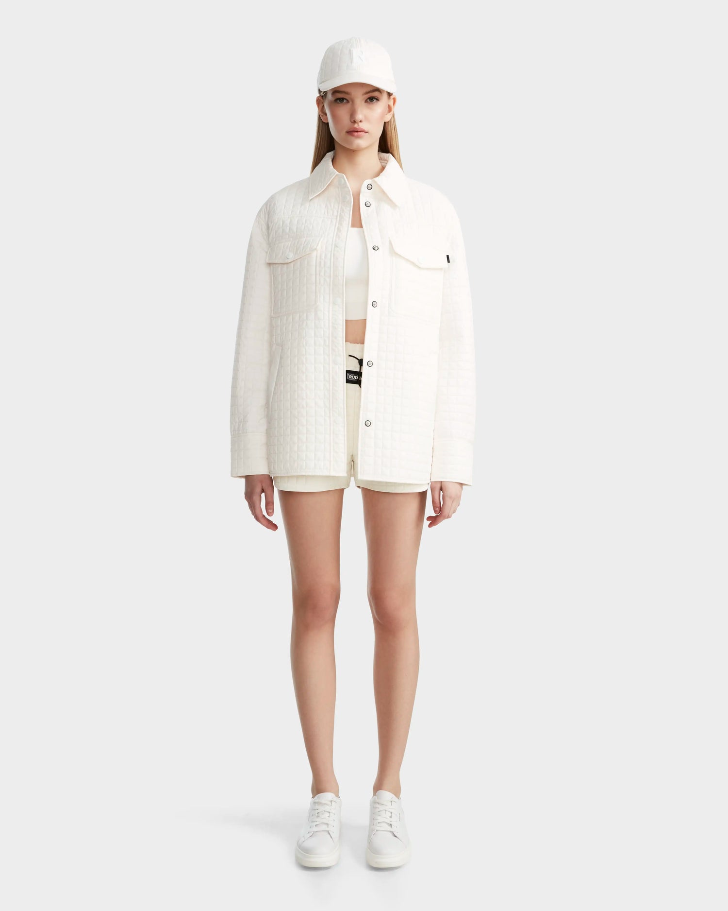 A woman wears the Rudsak KERRY - 9124003 Eggshell W quilted shirt jacket, highlighting a cozy yet stylish vibe.