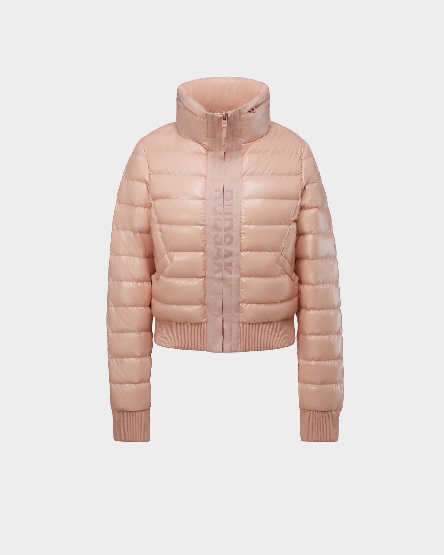 The Rudsak SOLENE - L124002 Soft Pink is a women’s cropped down puffer jacket with horizontal quilting, high collar, ribbed cuffs, and DUVSK front detail—combining lightweight warmth and style for spring.
